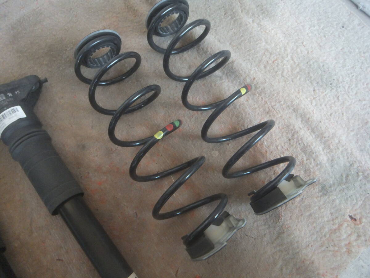 (プジョー 208　GT P21HN05)　純正　左右 リアショック スプリング_画像2