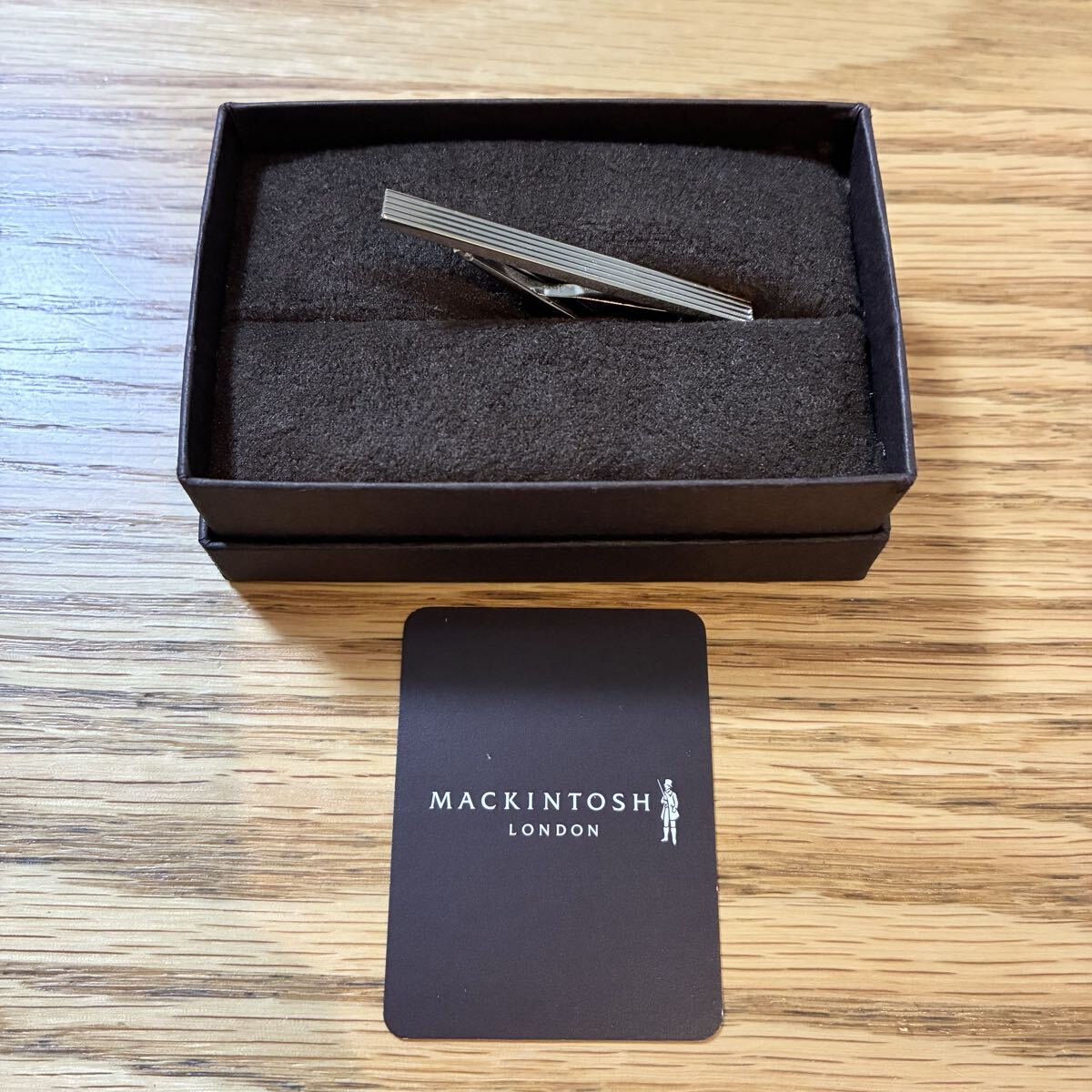 ￥13200 即決 新品 MACKINTOSH LONDON ストライプカッティングタイバー ネクタイピン ゴールド 箱付き マッキントッシュロンドン タイピン_画像1