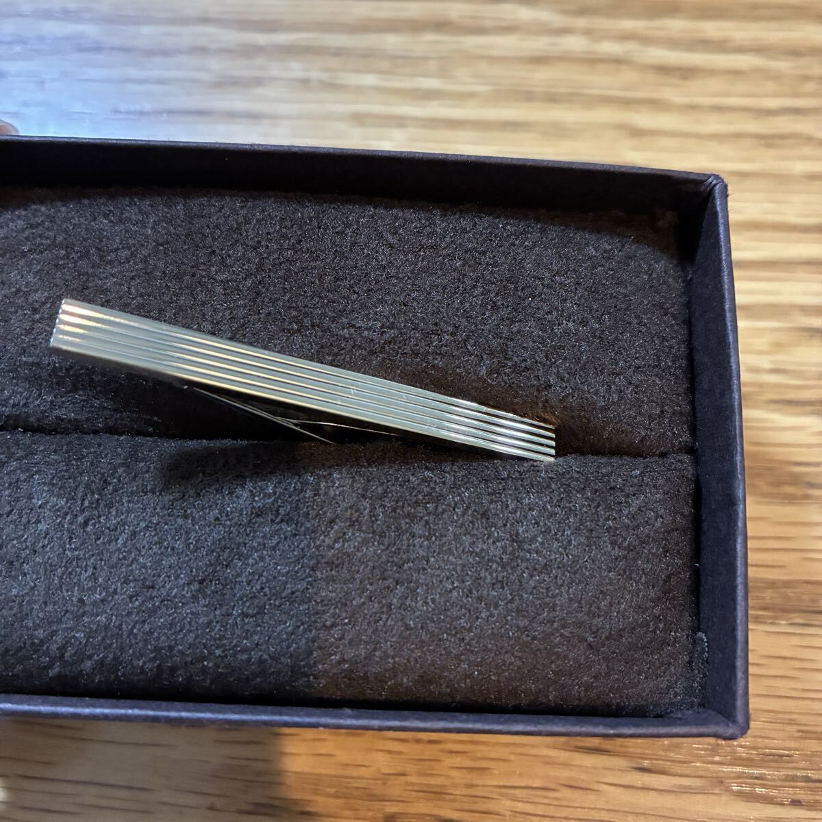 ￥13200 即決 新品 MACKINTOSH LONDON ストライプカッティングタイバー ネクタイピン ゴールド 箱付き マッキントッシュロンドン タイピン_画像4