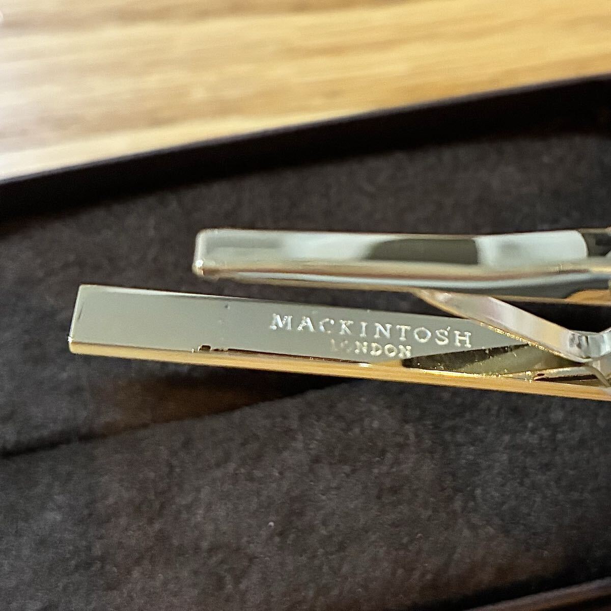 ￥13200 即決 新品 MACKINTOSH LONDON ストライプカッティングタイバー ネクタイピン ゴールド 箱付き マッキントッシュロンドン タイピン_画像7