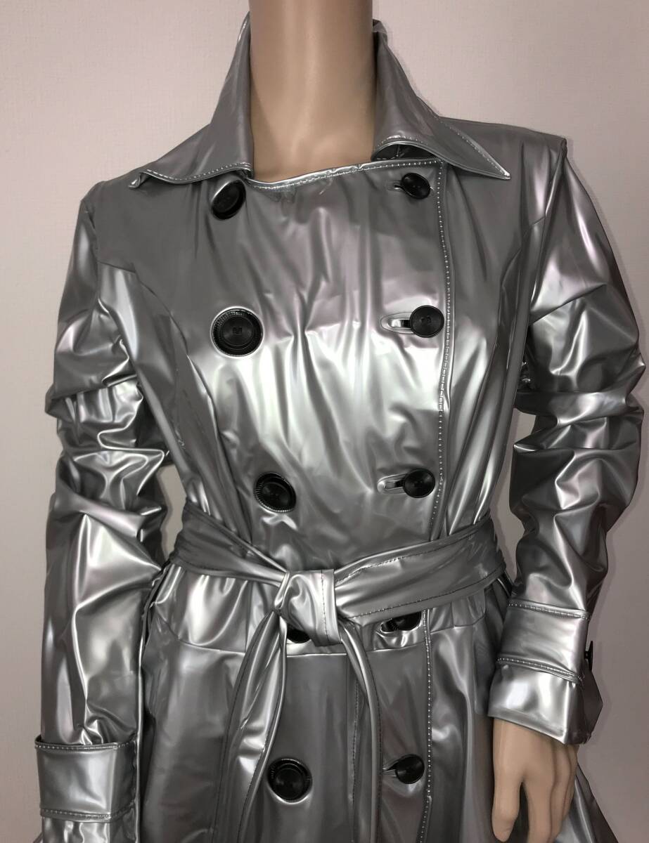 ♪100％ソフトビニール・光沢のあるダブルのパールシルバー・サイズ大き目・ドレスレインコート・新品_画像2