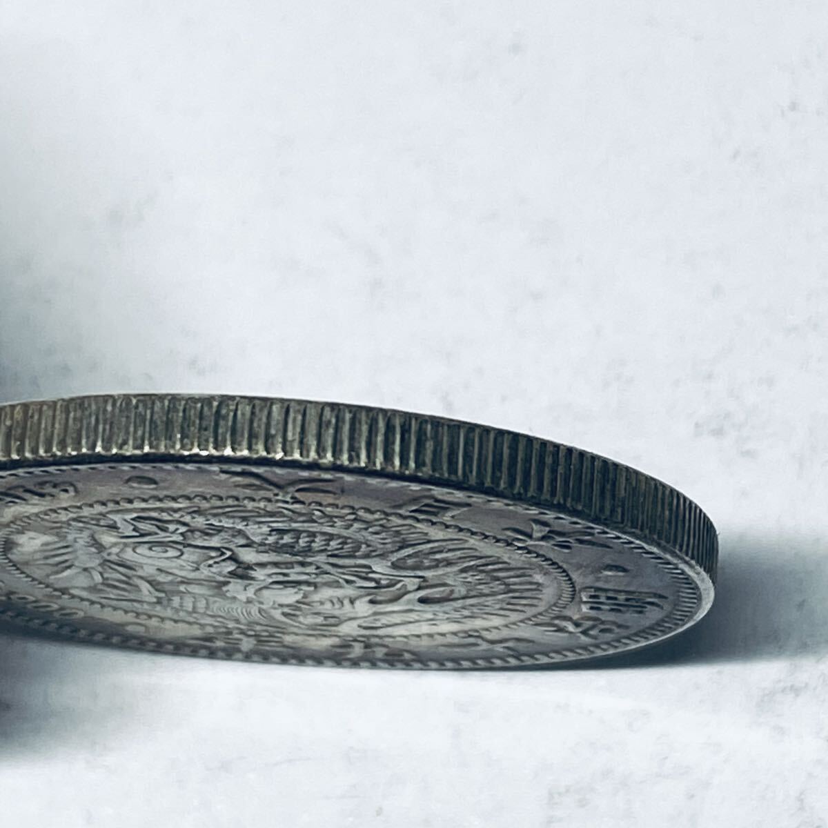 一圓銀貨 日本古銭 明治十九年 一円銀貨 一圓 銀貨 硬貨 貿易銀 菊紋 古銭 貨幣 コレクション 重さ:26.3g_画像3