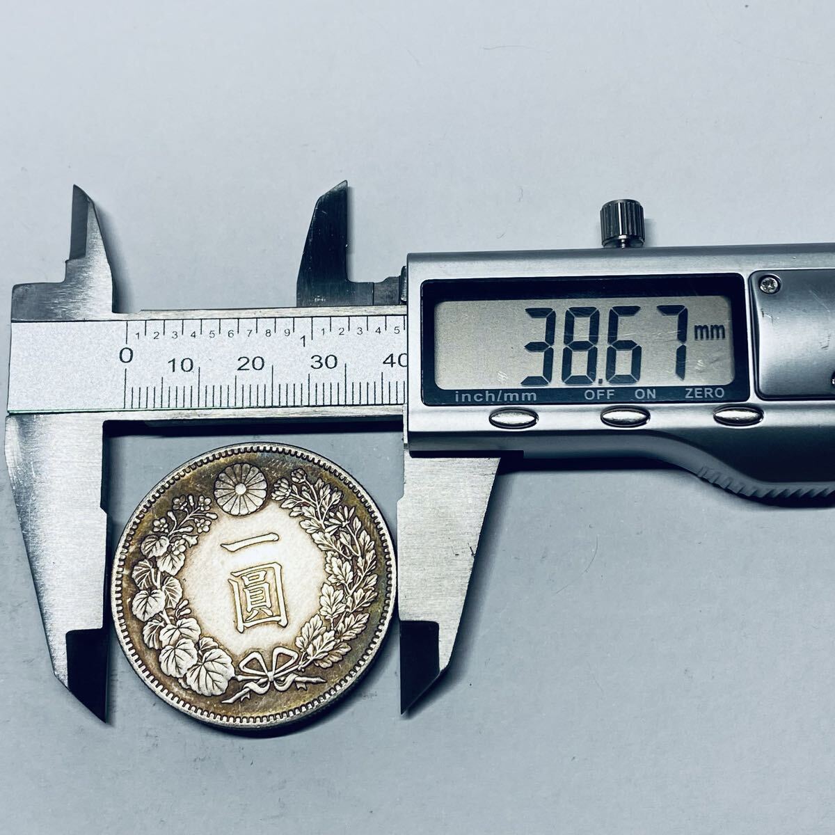 一圓銀貨 日本古銭 明治十九年 一円銀貨 一圓 銀貨 硬貨 貿易銀 菊紋 古銭 貨幣 コレクション 重さ:26.3g_画像4