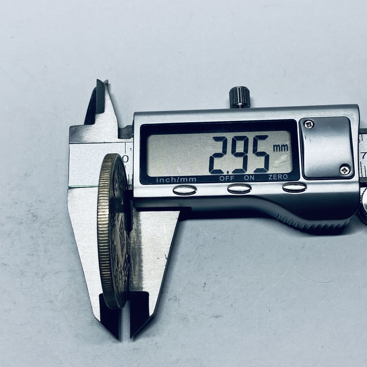 一圓銀貨 日本古銭 明治十九年 一円銀貨 一圓 銀貨 硬貨 貿易銀 菊紋 古銭 貨幣 コレクション 重さ:26.3g_画像5