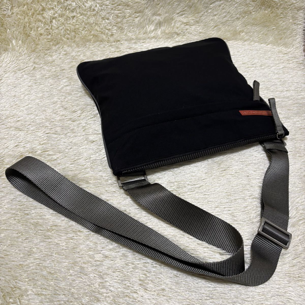 【418】美品 PRADA SPORTS プラダスポーツ ショルダーバッグ サコッシュ 斜め掛け ナイロン シルバー金具 ブラック 黒 メンズ レディース