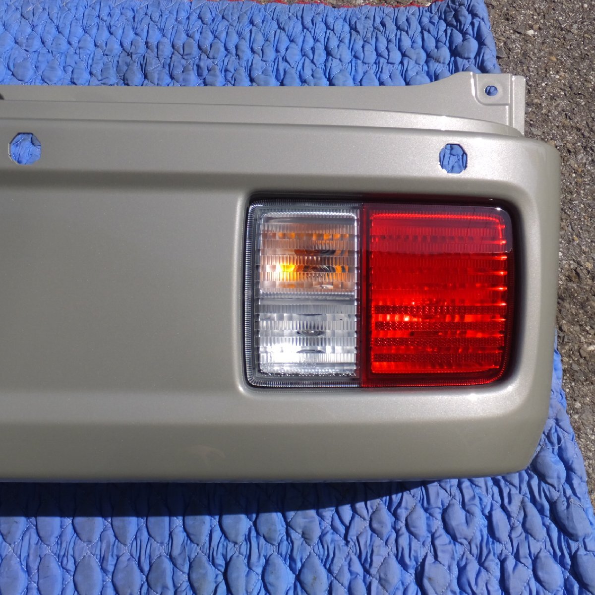 岐阜発 新車外し★日産 NISSAN 純正 クリッパー GX リアバンパー 71811-50T0 グレー系　テールライト 付　スズキ エブリィ OEM★_画像4