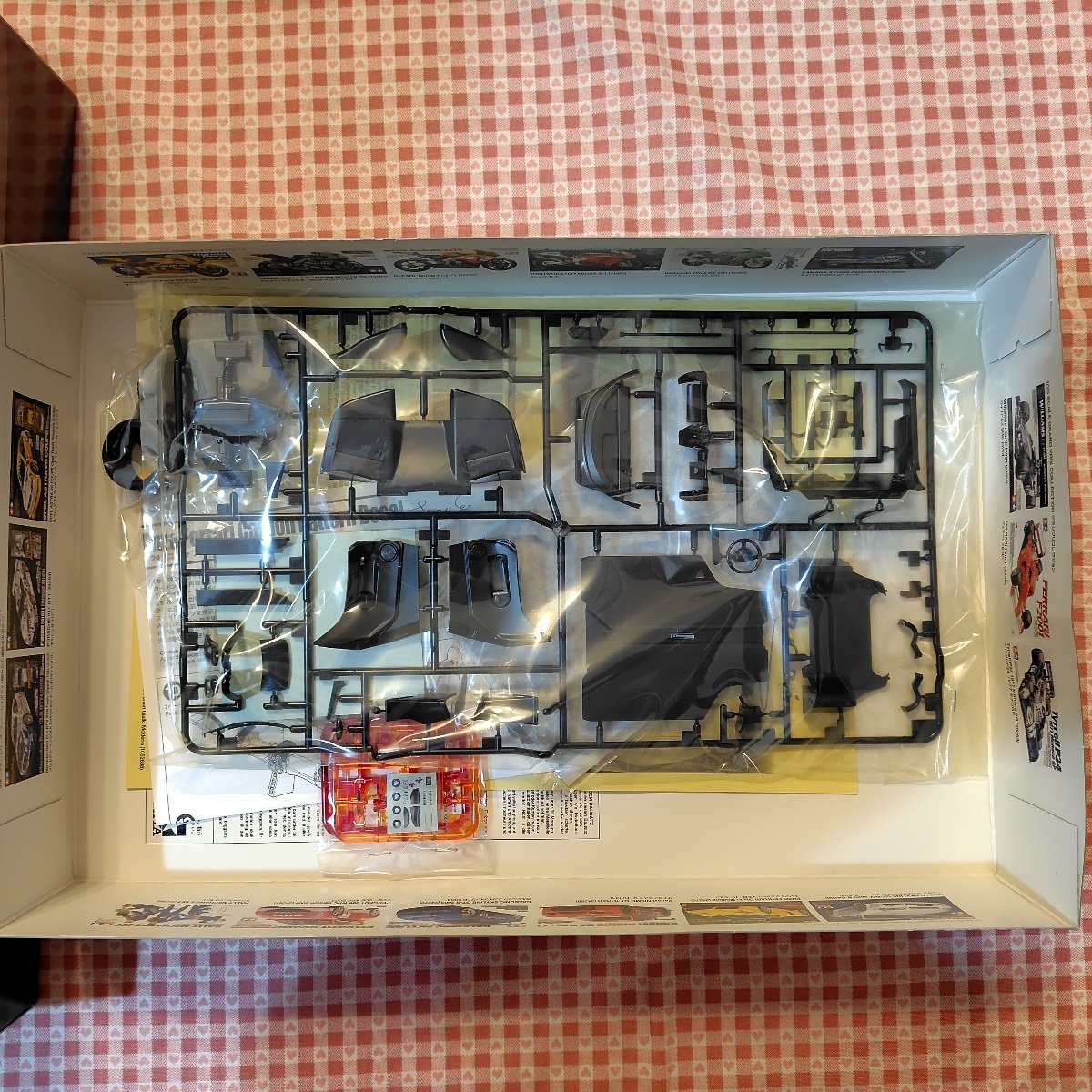タミヤ　プラモデル　1/24スポーツカーシリーズ　エンツォフェラーリ　イエローバージョン　フルディスプレイモデル　【未使用美品】_画像6