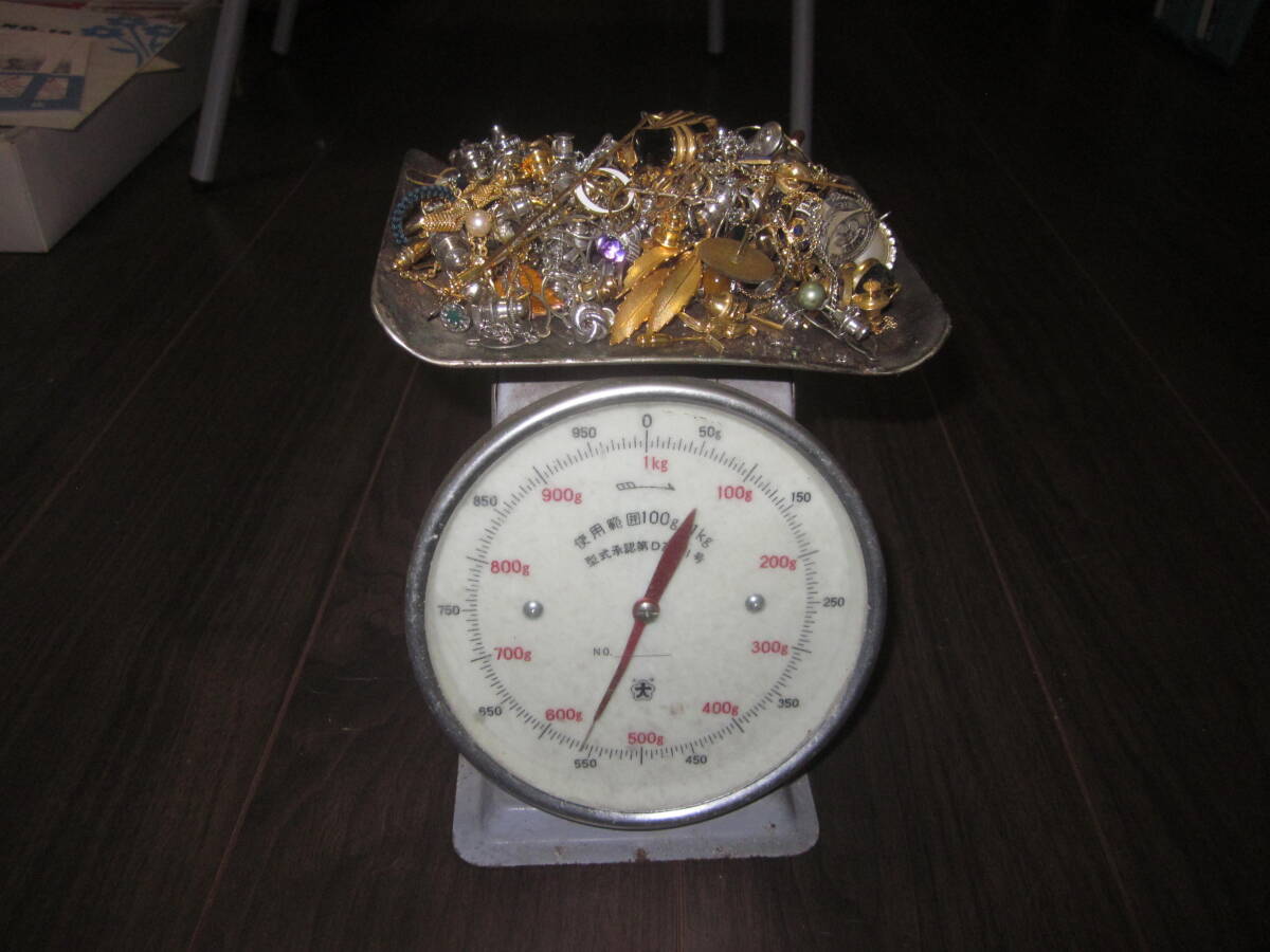 アクセサリー　タイタック　ラペルピン　まとめて　５００ｇ　ジャンク／　貴金属 宝石　ブローチ　タイピン_画像1