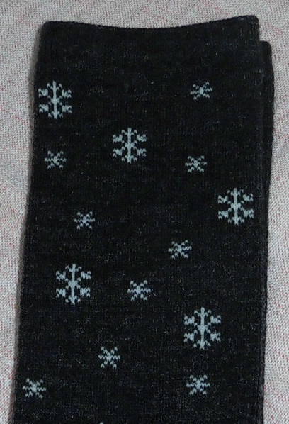 新品！タビオの靴下　濃いグレー　雪の結晶柄　22～24cm_画像2