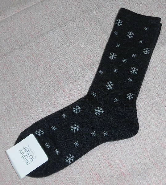 新品！タビオの靴下　濃いグレー　雪の結晶柄　22～24cm_画像1