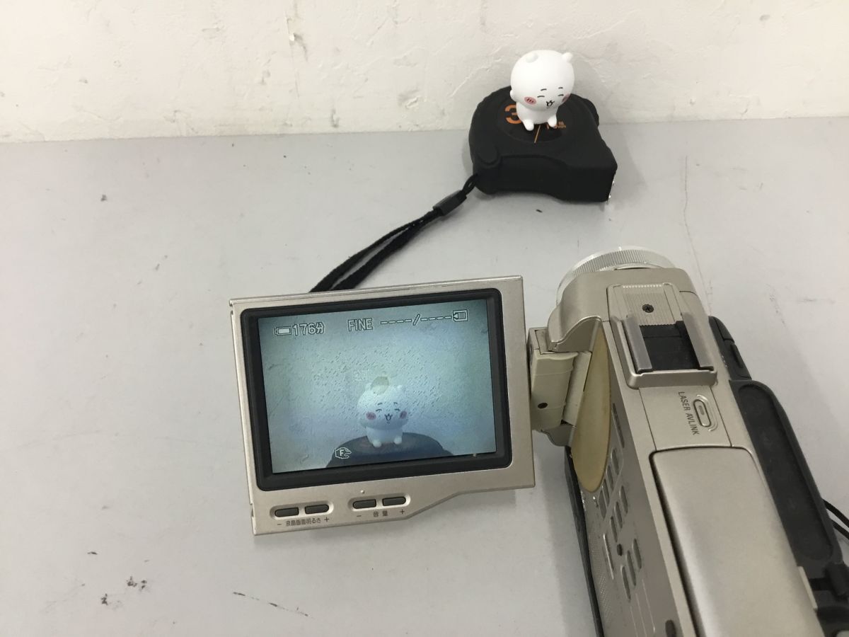 ●営TD013-80【稼働品】SONY ソニー デジタルビデオカメラレコーダー DCR-TRV10 NTSC シルバー Carl Zeiss バッテリー・充電器付き /u_画像2