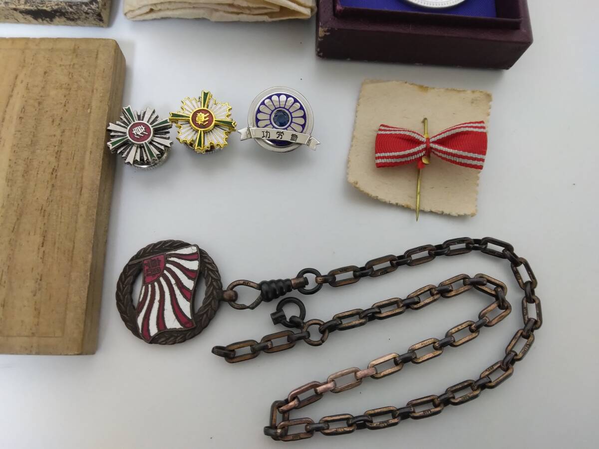 勲章　勲七等青色桐葉章　支那事変従軍記章　日本赤十字　軍人傷痍記章　朝日新聞社賞　国鉄功労章　他★I3474_画像6