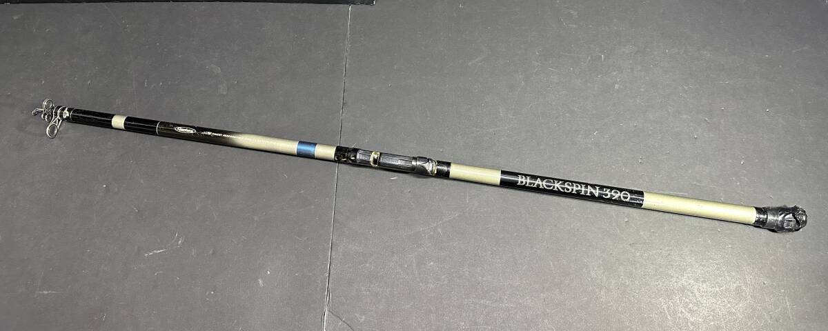 ★コレクター必見！！ 当時物 現状品 OLYMPIC Century BLACK SPIN 390 オリムピック 磯竿 釣り竿 フィッシング 釣り具 パーツ ツール KZ755_画像1
