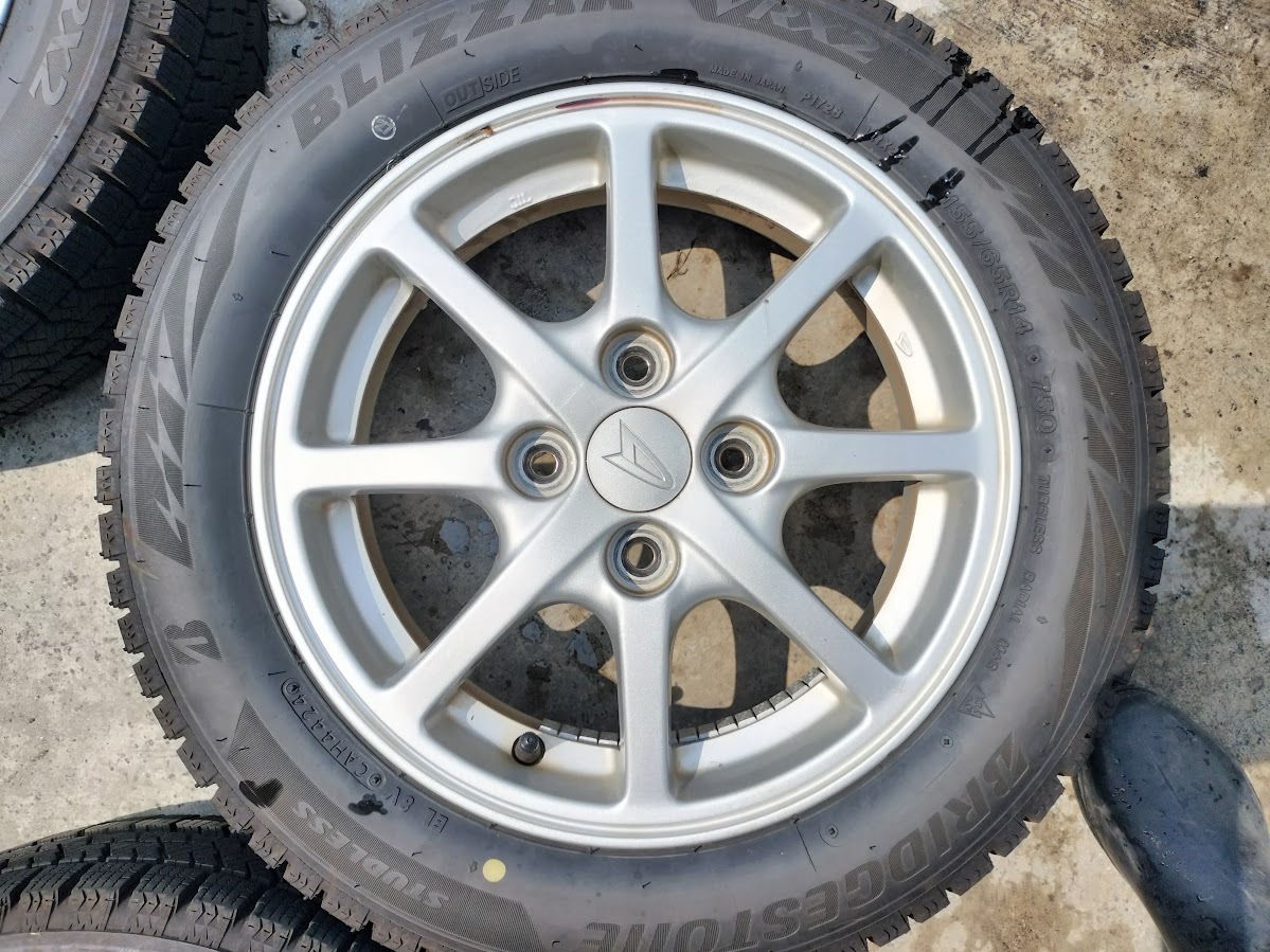 イボ付き超バリ山　0.5シーズンのみ使用！2024年製 ブリザックVRX2 155/65R14 ダイハツ純正アルミ４本セット_画像7