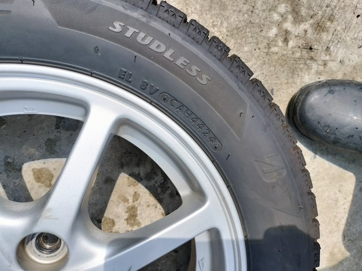イボ付き超バリ山　0.5シーズンのみ使用！2024年製 ブリザックVRX2 155/65R14 ダイハツ純正アルミ４本セット_画像6