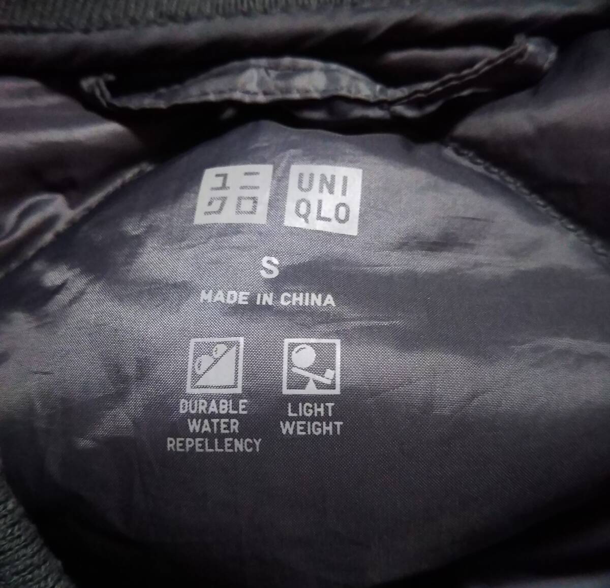 即決・送料込★UNIQLO ユニクロ★良品・ダイヤ型キルティングMA1風ライトダウンジャケット ダウン90%★グレー系ｘカーキ メンズS_画像3