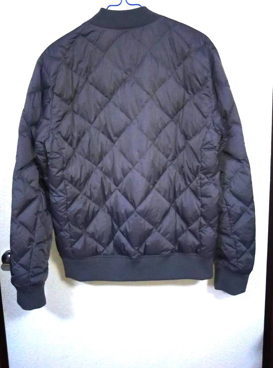 即決・送料込★UNIQLO ユニクロ★良品・ダイヤ型キルティングMA1風ライトダウンジャケット ダウン90%★グレー系ｘカーキ メンズS_画像2