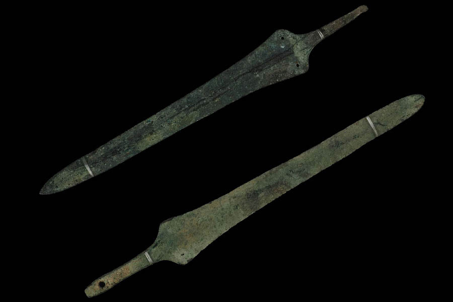 A_XE40 中国古玩 銅剣 青銅器 2本 長さ23cm / 発掘品 古鏡 古墳時代 漢代 春秋 武具 祭器 土器_画像1