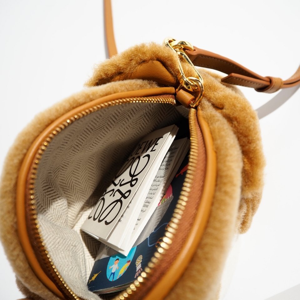 P9689P　▼LOEWE ロエベ▼　24AW ハムスター バッグ（シアリング） キャラメル / ムートンボア ショルダーバッグ 秋冬 rb mks_画像7