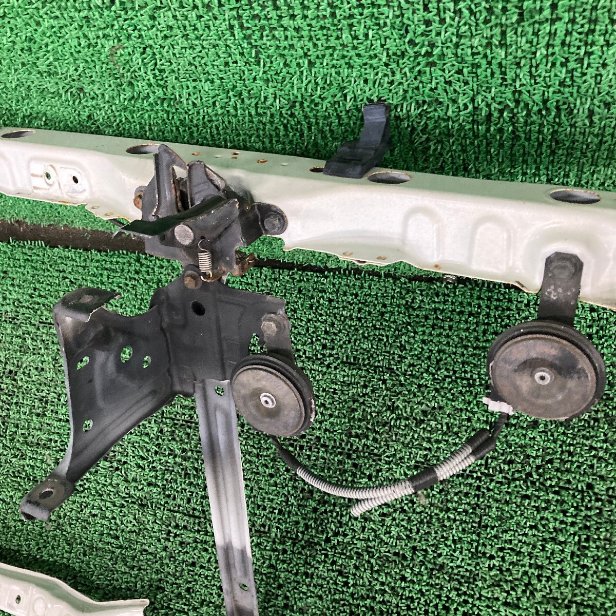 ♪♪カローラアクシオ X NZE161 コアサポート カバー付(W6937)♪♪_画像2