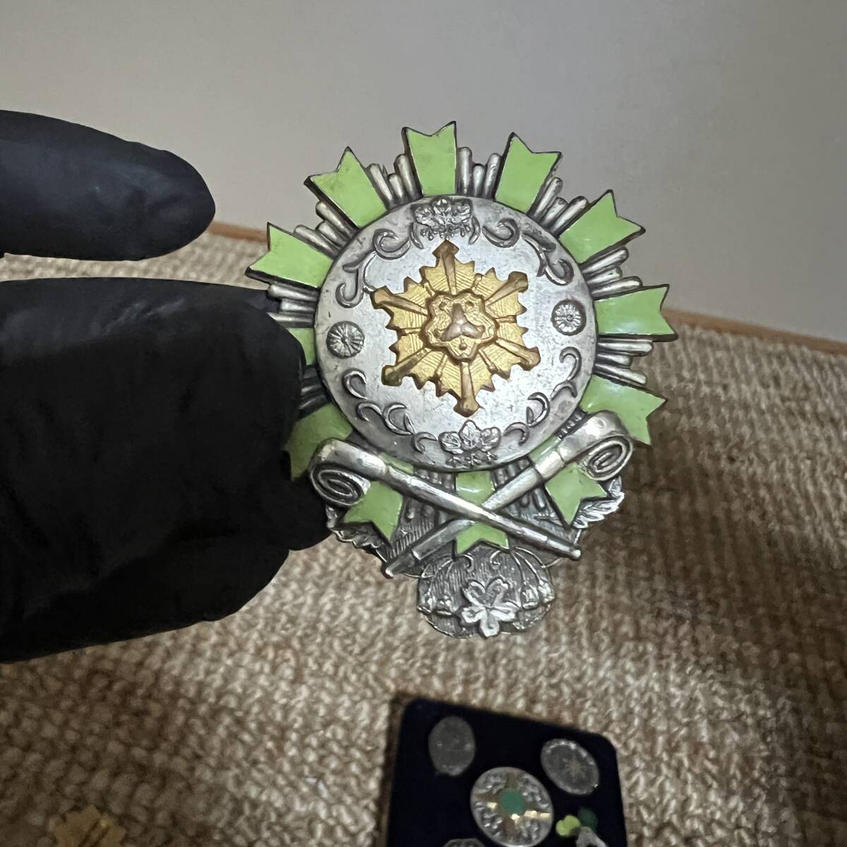 1015　勲章　バッチ　功績章　消防　菊紋　襟章　など　まとめ　現状ジャンク_画像4