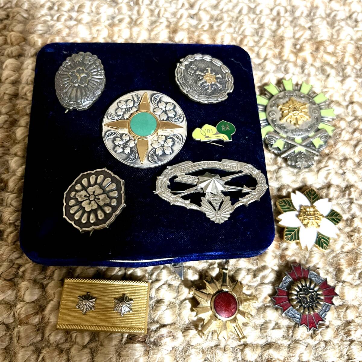 1015　勲章　バッチ　功績章　消防　菊紋　襟章　など　まとめ　現状ジャンク_画像1