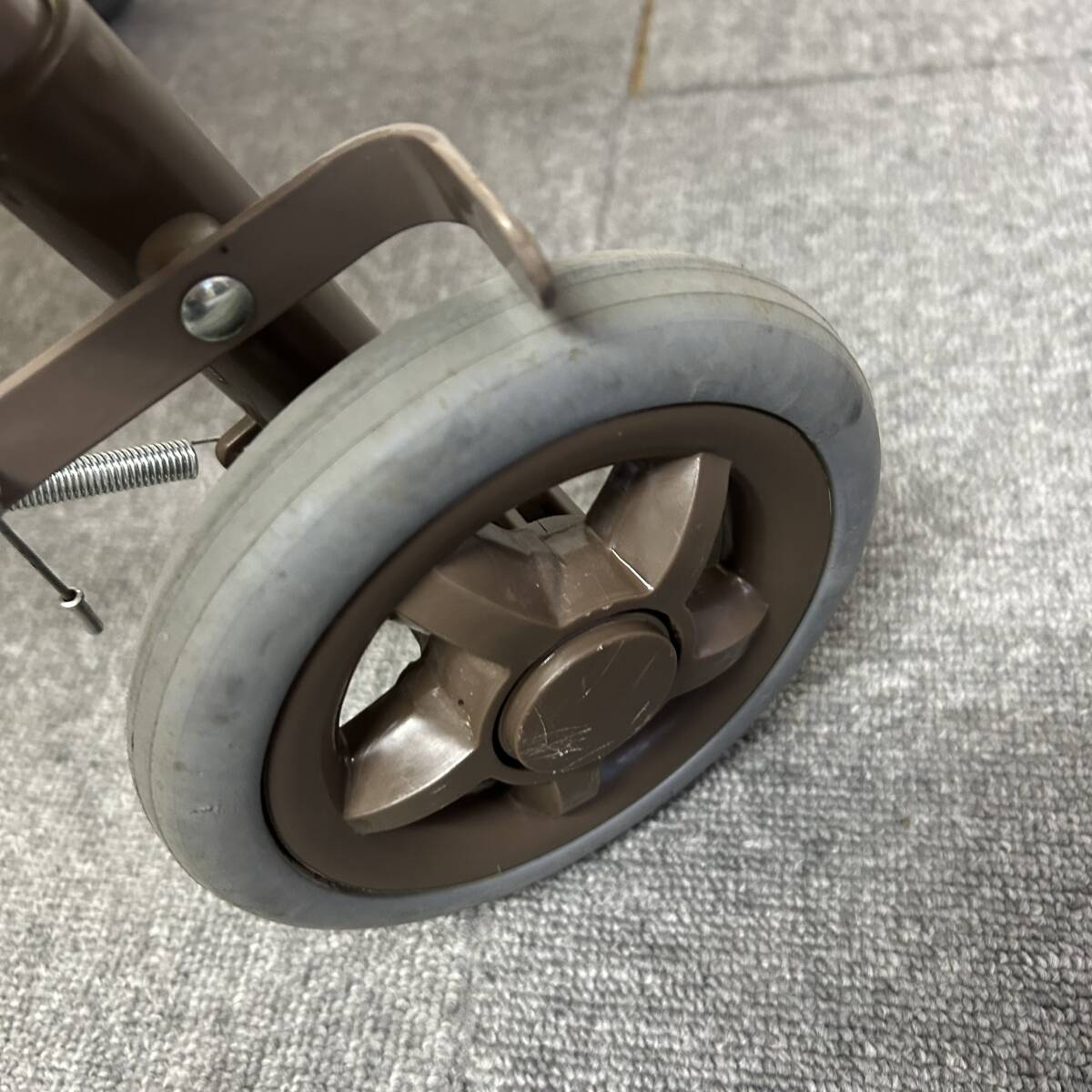 【中古歩行器】在庫処分品 島製作所　シンフォニーSP CLブラウン　シルバーカー 移動 おしゃれ バック付 折り畳み《洗浄・消毒済み》_画像7