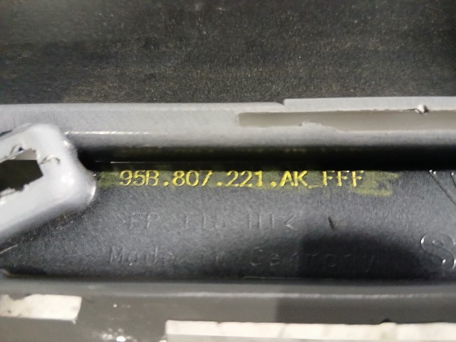 PORSCHE ポルシェ マカン 95B 純正 フロントバンパー 95B807221 白系 Y0705_画像8