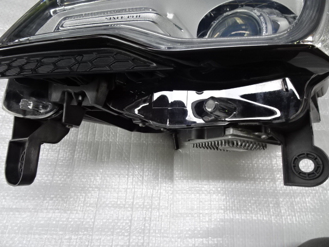 Jeep Grand Cherokee WK36TA левая передняя фара HID