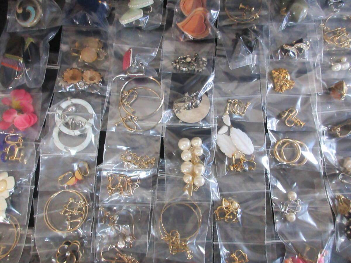 *100円~【お買得品】素材/デザイン色々 ゴールド・シルバーカラー イヤリング 90点超 大量 おまとめセット フリマ等に!!*M-64_画像2