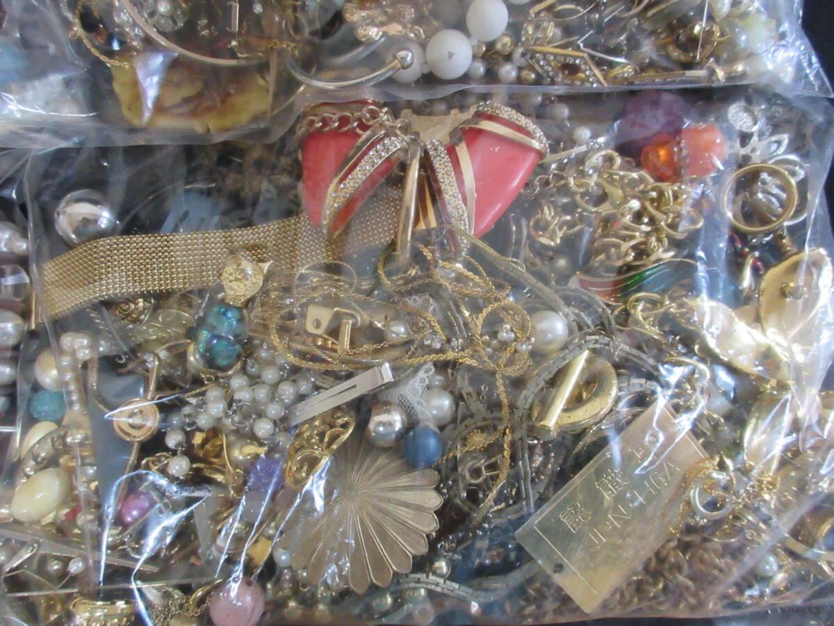 ＊100円～【訳あり】ジャンク品扱い アクセサリー パーツ 部品 約4kg 大量 まとめ売り スクラップ商品 部品取り等に!!＊M-66_画像4