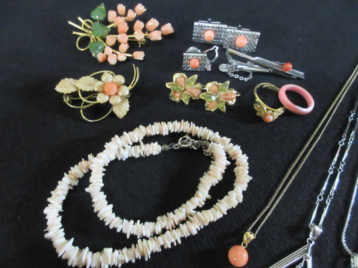 ＊100円～【大量】赤珊瑚 ピンク珊瑚 サンゴ/コーラル/シェル使い ネックレス/ブローチ/イヤリング/タイピン/指輪/他 15点セット＊K-11_画像2