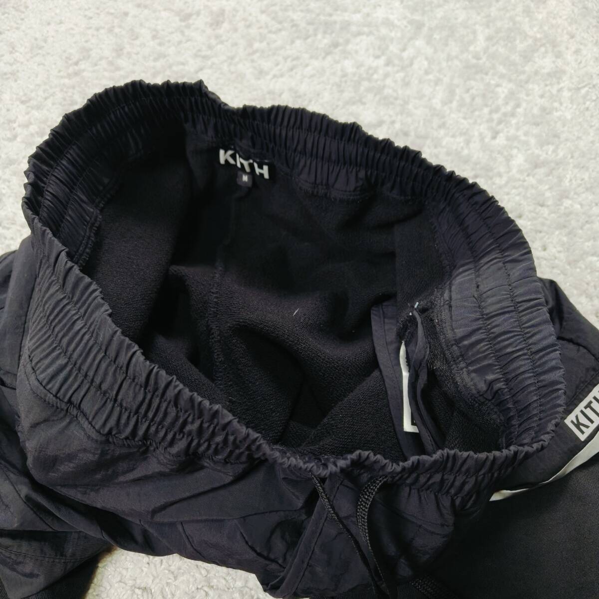 KITH NYC レイヤードパンツ Mサイズ スウェット×ナイロン ロゴ 黒 ブラック キス 裾ファスナー ウエストゴム ドローコード 裏起毛_画像5