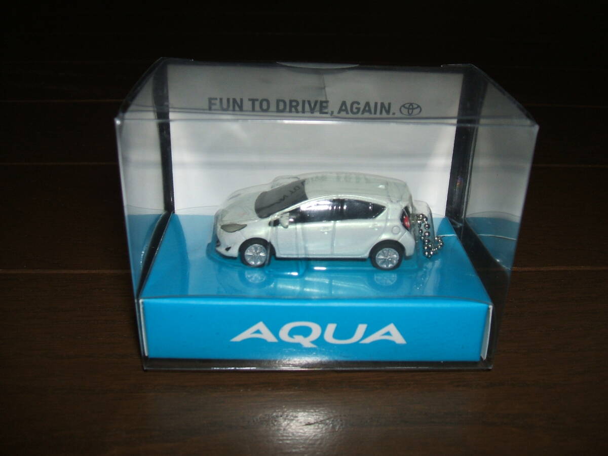 トヨタ アクア (NHP10/NHP10H型ZVW52型) キーチェーン ミニカー パールホワイト LEDライト点灯 TOYOTA AQUA_画像1