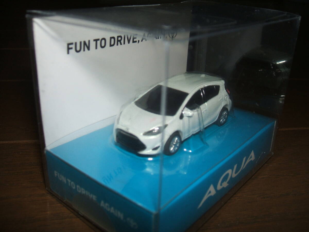 トヨタ アクア (NHP10/NHP10H型ZVW52型) キーチェーン ミニカー パールホワイト LEDライト点灯 TOYOTA AQUA_画像2