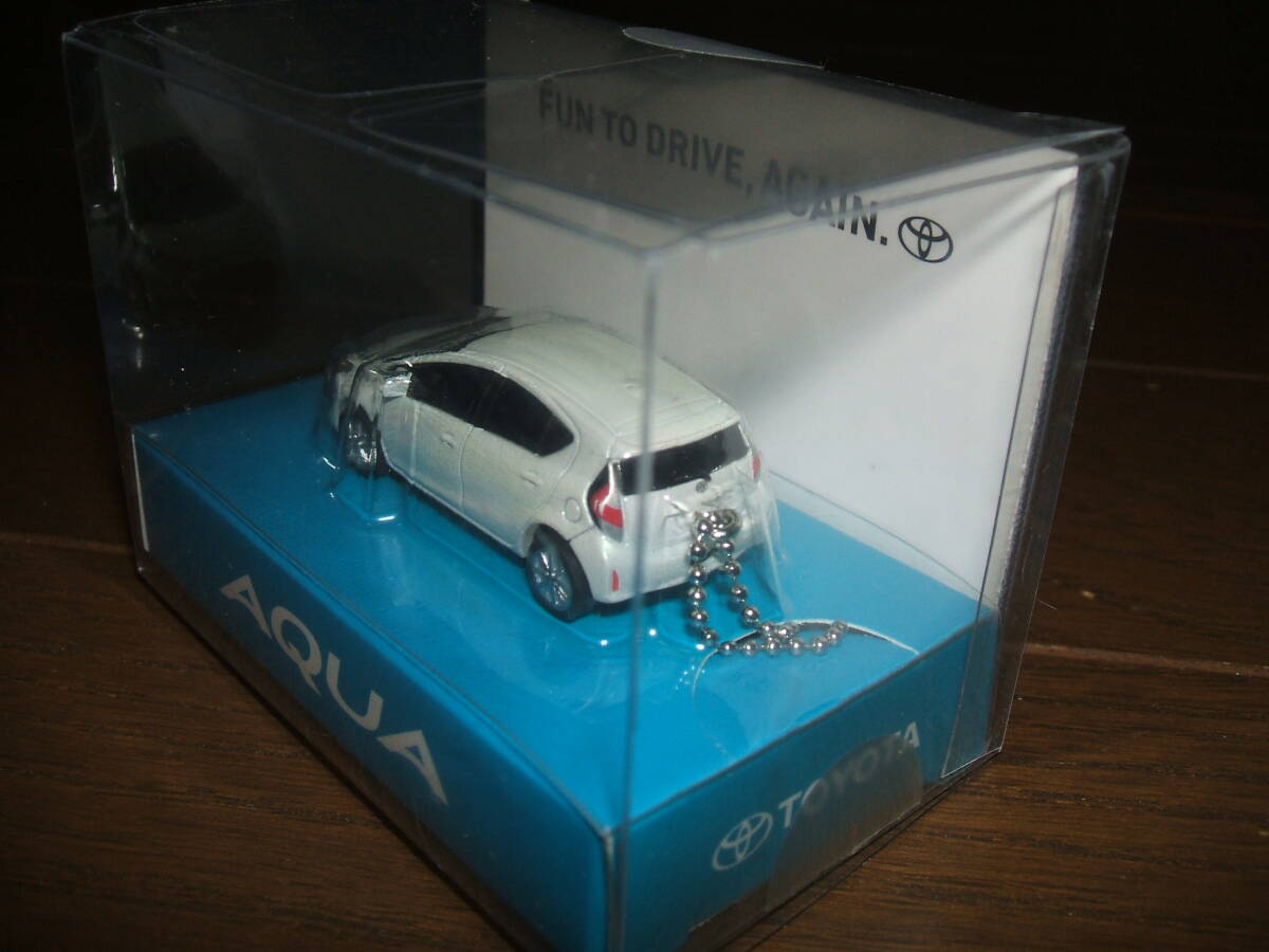 トヨタ アクア (NHP10/NHP10H型ZVW52型) キーチェーン ミニカー パールホワイト LEDライト点灯 TOYOTA AQUA_画像3