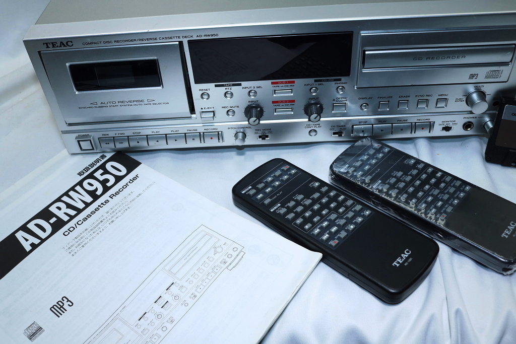 完全動作【ティアック CDーRレコーダー/カセットデッキ AD-RW950-S＋ヘッドイレーサー】純正取説　リモコン２個、コード等完備_画像2