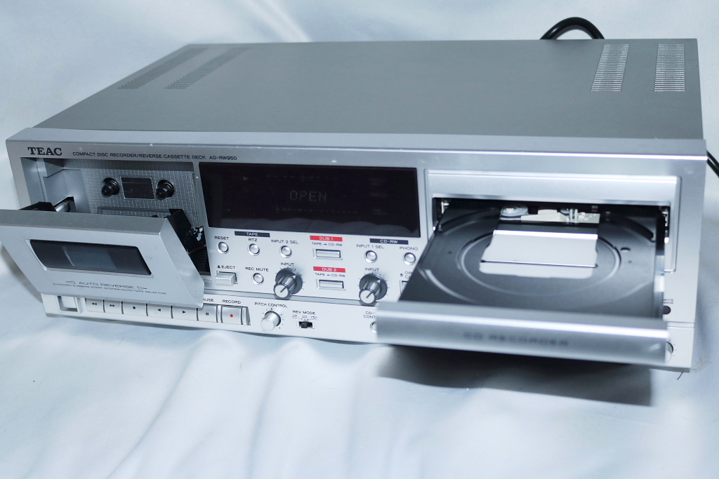 完全動作【ティアック CDーRレコーダー/カセットデッキ AD-RW950-S＋ヘッドイレーサー】純正取説　リモコン２個、コード等完備_画像5
