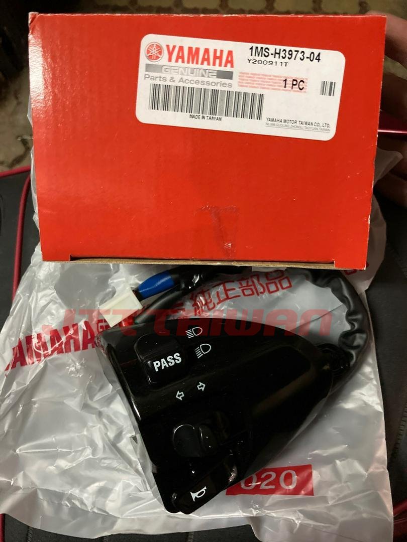 台湾ヤマハ純正 シグナスX 3型 SE465 台湾仕様パッシング&ホーン & ウインカースイッチ_画像1