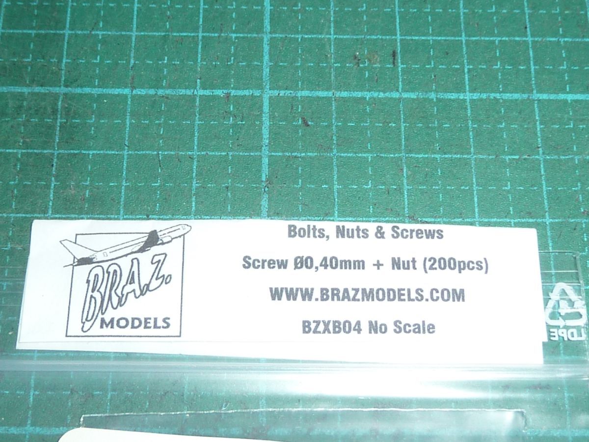 送料￥180~☆スケール問わず使える精密ボルト0.40mm＆ナットセット　BRAZMODELS　Bolts,Nuts&Screws Screw0.40mm+Nut(200Pcs)　BZXB04_画像2