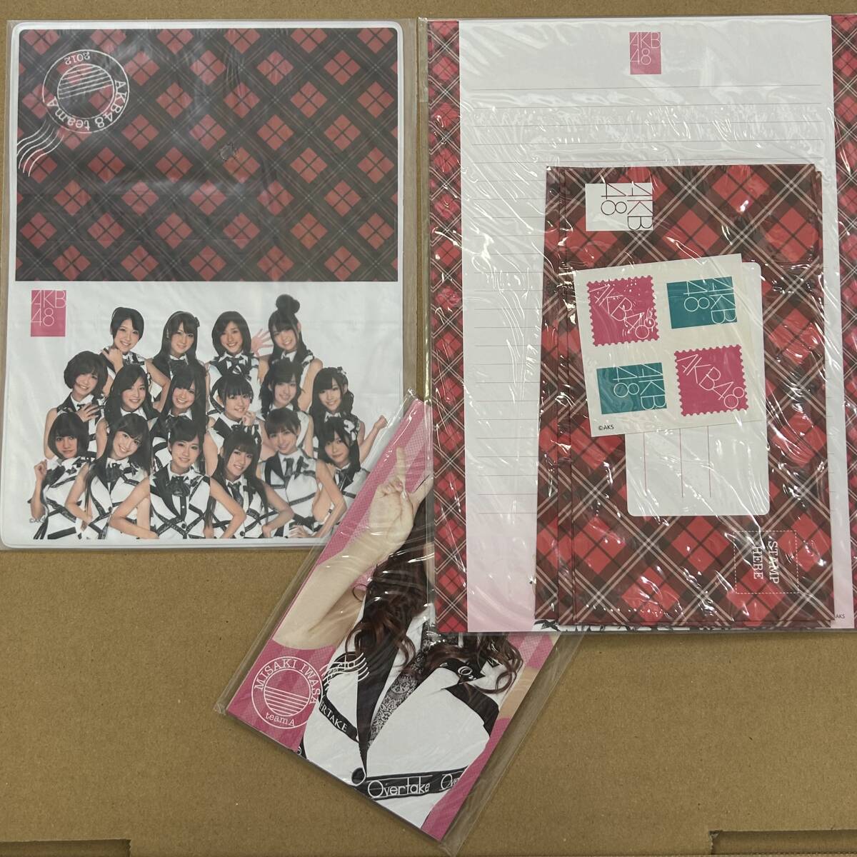 #8052　☆AKB48☆ チームA 　切手シート　50円×10枚×2種 ハードケース レターセット 通帳ケース ポストカード付き_画像5