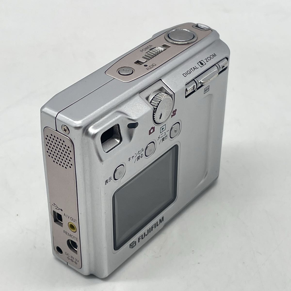 ● FUJIFILM FinePix 40i DIGITAL CAMERA デジタルカメラ デジカメ カメラ シルバー 通電確認済み ジャンク 富士フィルム 電池必須_画像3