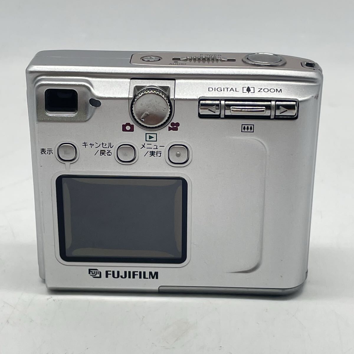 ● FUJIFILM FinePix 40i DIGITAL CAMERA デジタルカメラ デジカメ カメラ シルバー 通電確認済み ジャンク 富士フィルム 電池必須_画像6