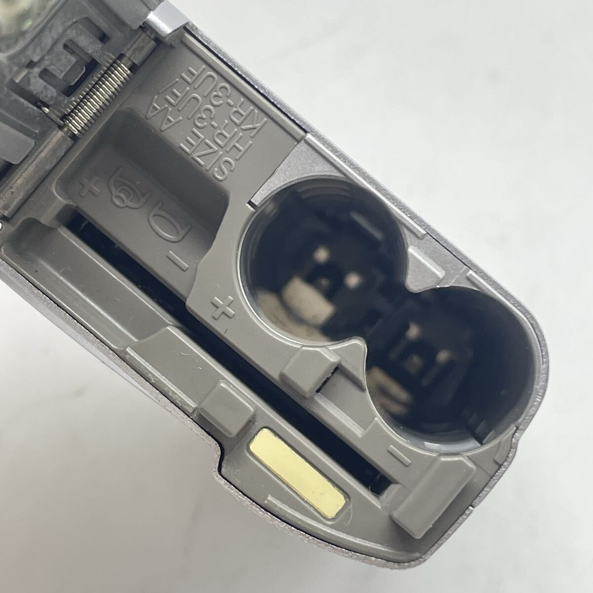 ● FUJIFILM FinePix 40i DIGITAL CAMERA デジタルカメラ デジカメ カメラ シルバー 通電確認済み ジャンク 富士フィルム 電池必須_画像8