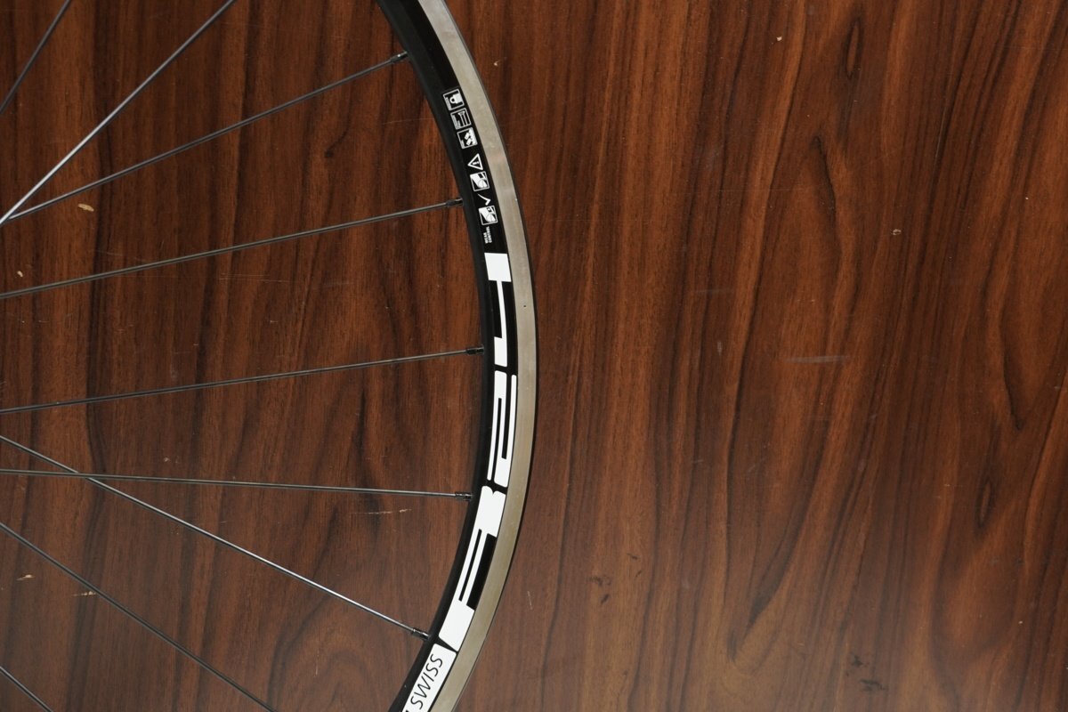○DT SWISS R24 SPLINE RIM シマノフリー 11/12s対応 クリンチャー リアホイール 美品_画像6
