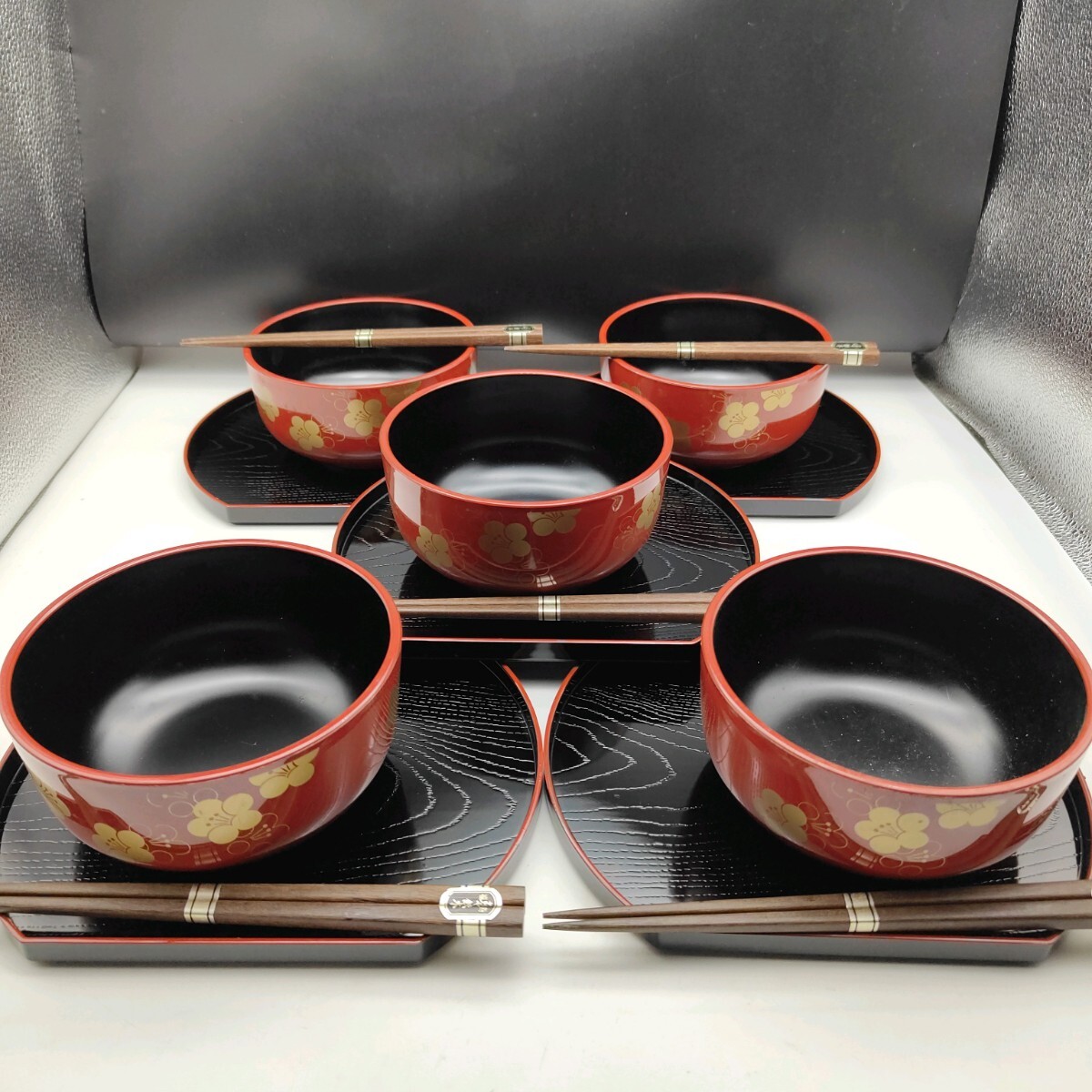 山中漆器 蓋付き どっしり椀 半月盆 鉄木箸 5客セット 梅花文 お祝い膳 S273 和食器 五客 お得なセット_画像1