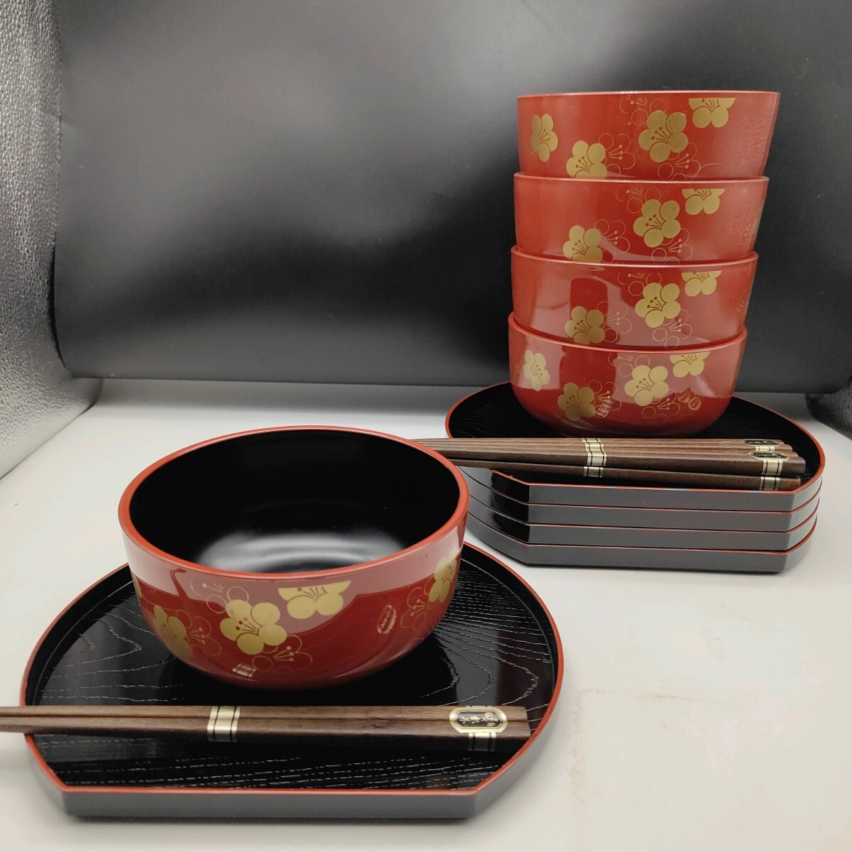 山中漆器 蓋付き どっしり椀 半月盆 鉄木箸 5客セット 梅花文 お祝い膳 S273 和食器 五客 お得なセット_画像2