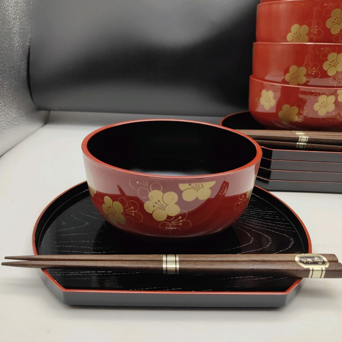 山中漆器 蓋付き どっしり椀 半月盆 鉄木箸 5客セット 梅花文 お祝い膳 S273 和食器 五客 お得なセット_画像3