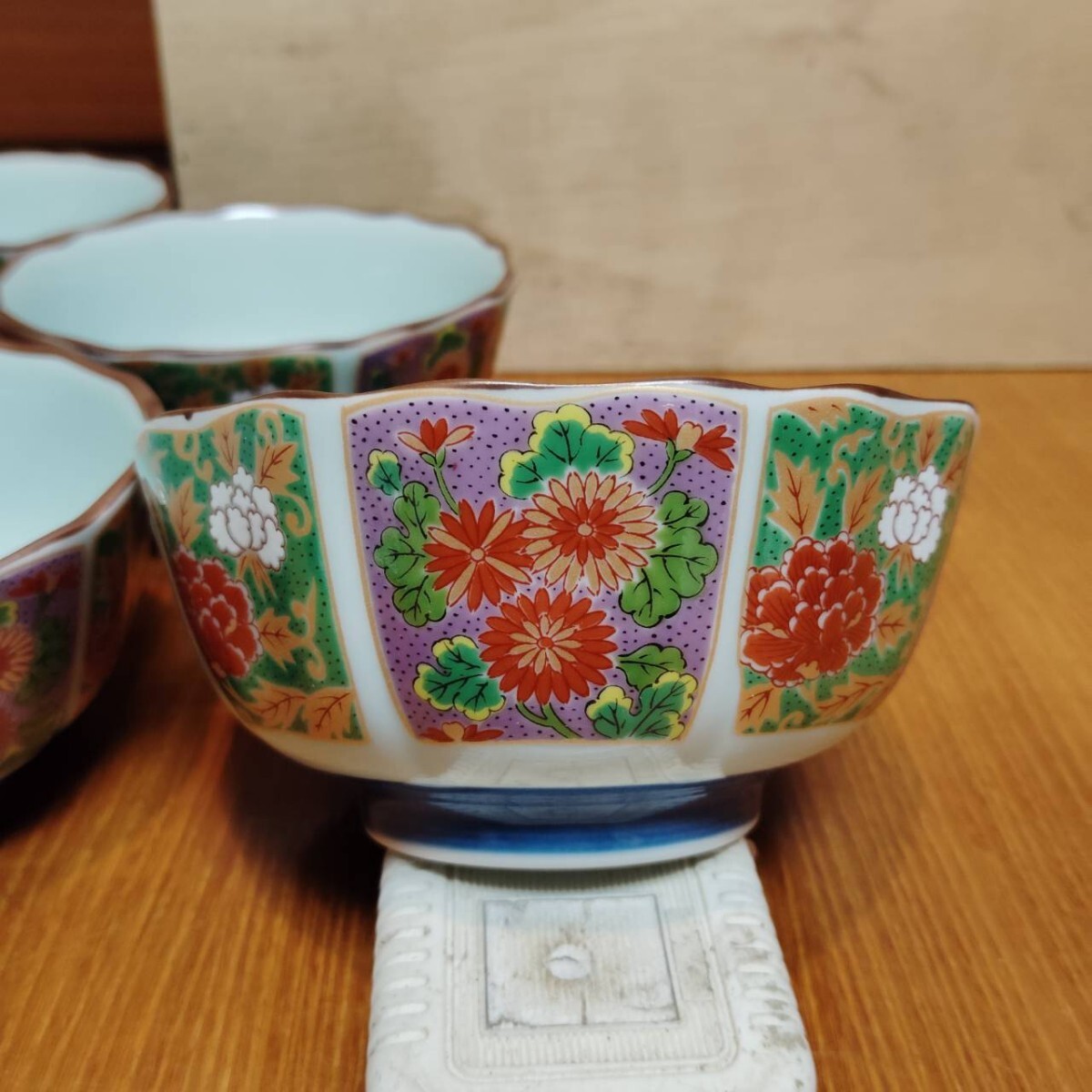 波佐見焼 仁祥窯 遊器浪漫 絢爛 小鉢揃 箱無し 有田焼 豪華 金彩 牡丹 菊花 和食器 お祝い善 S118 5客 古伊万里_画像2