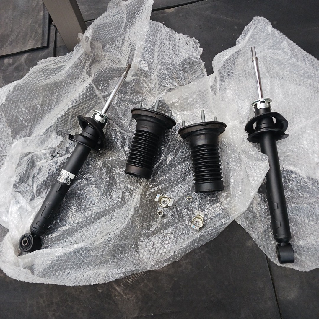 200 серия Crown передний амортизатор прекрасный товар 200 серия Crown передний амортизатор прекрасный товар